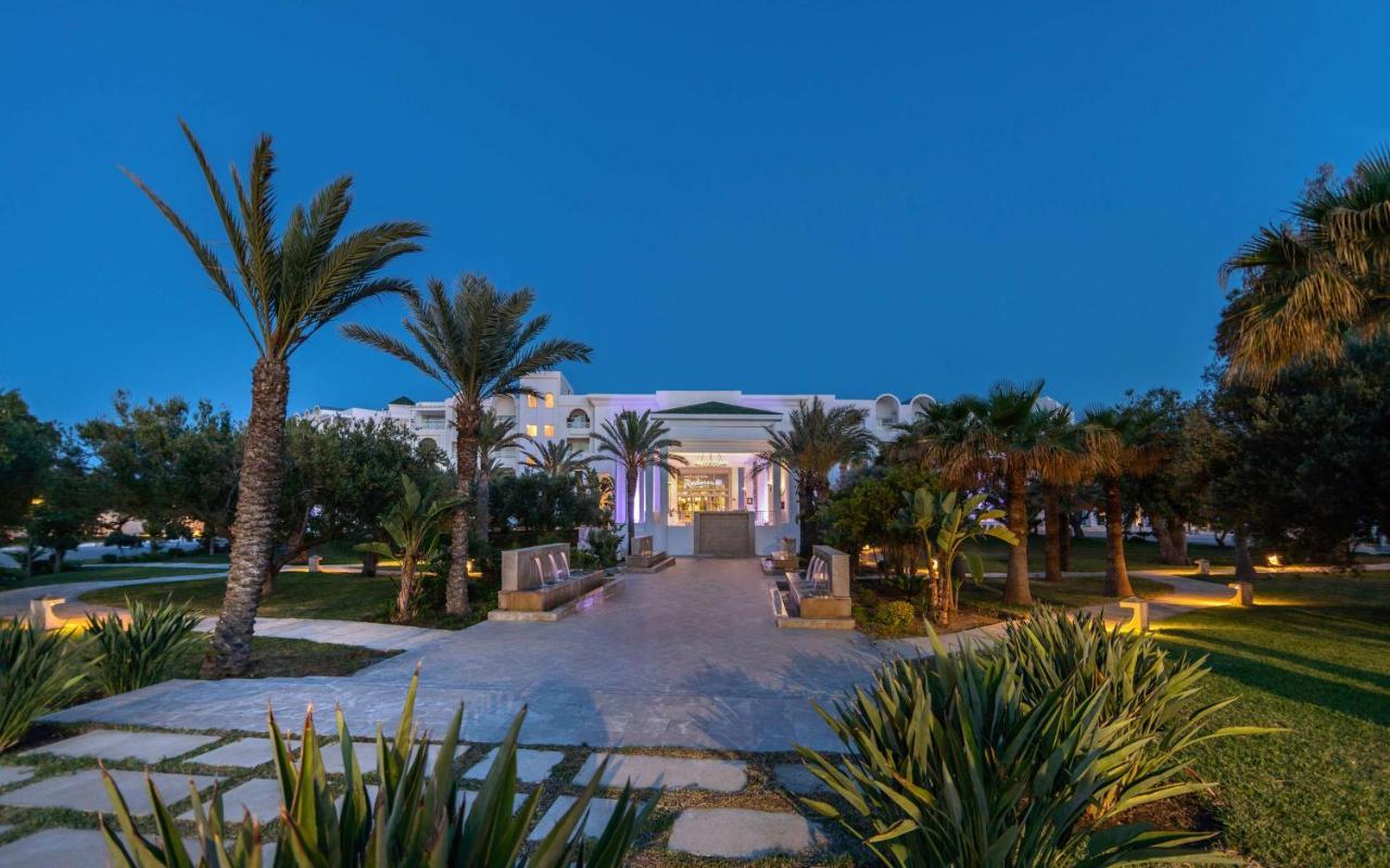 Radisson Blu Resort&Thalasso Hammamet Esterno foto The hotel at night