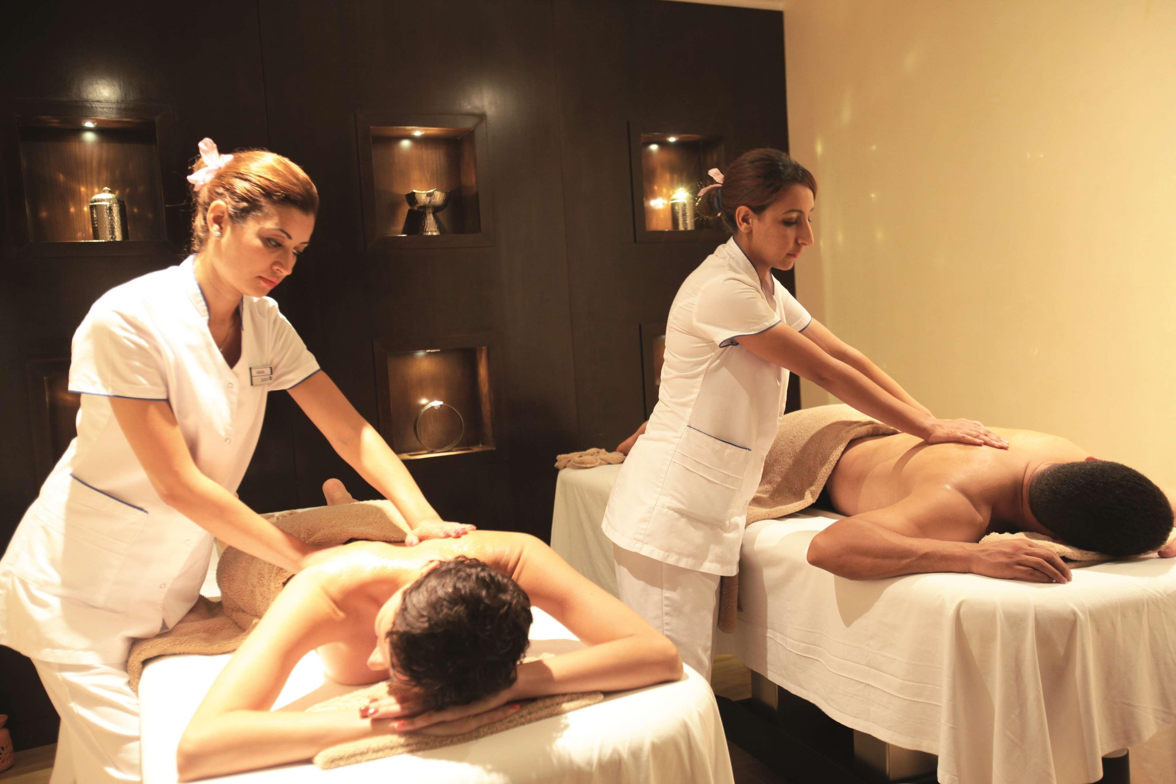 Radisson Blu Resort&Thalasso Hammamet Esterno foto Massage therapists at work