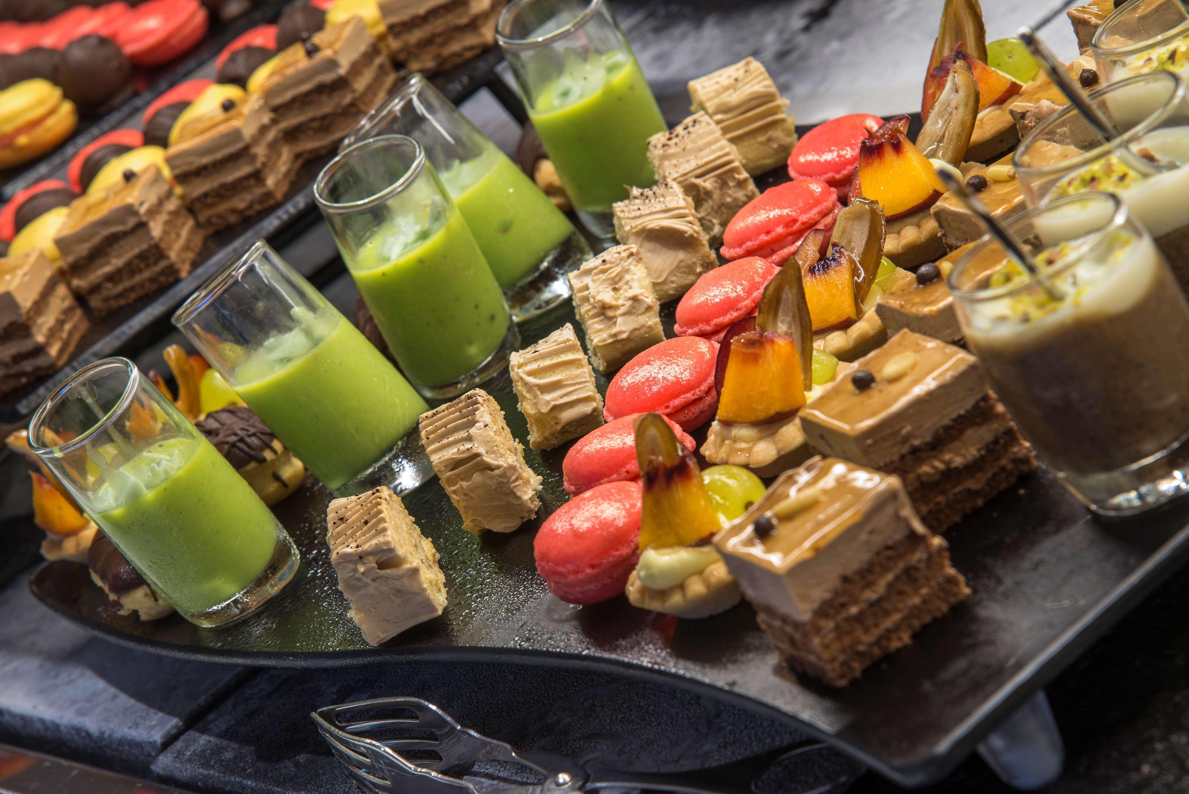 Radisson Blu Resort&Thalasso Hammamet Esterno foto A selection of desserts