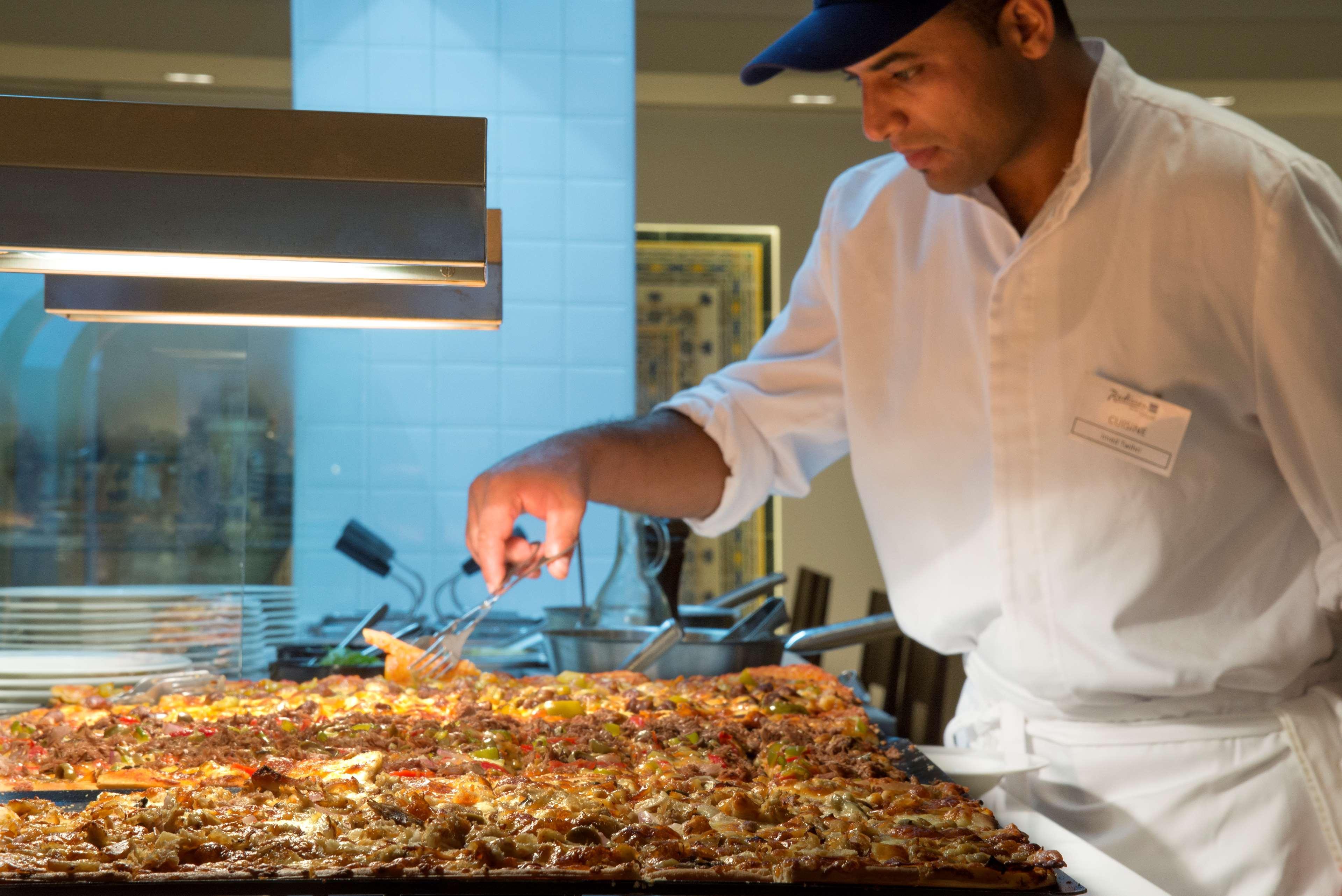 Radisson Blu Resort&Thalasso Hammamet Esterno foto A chef preparing food at a buffet