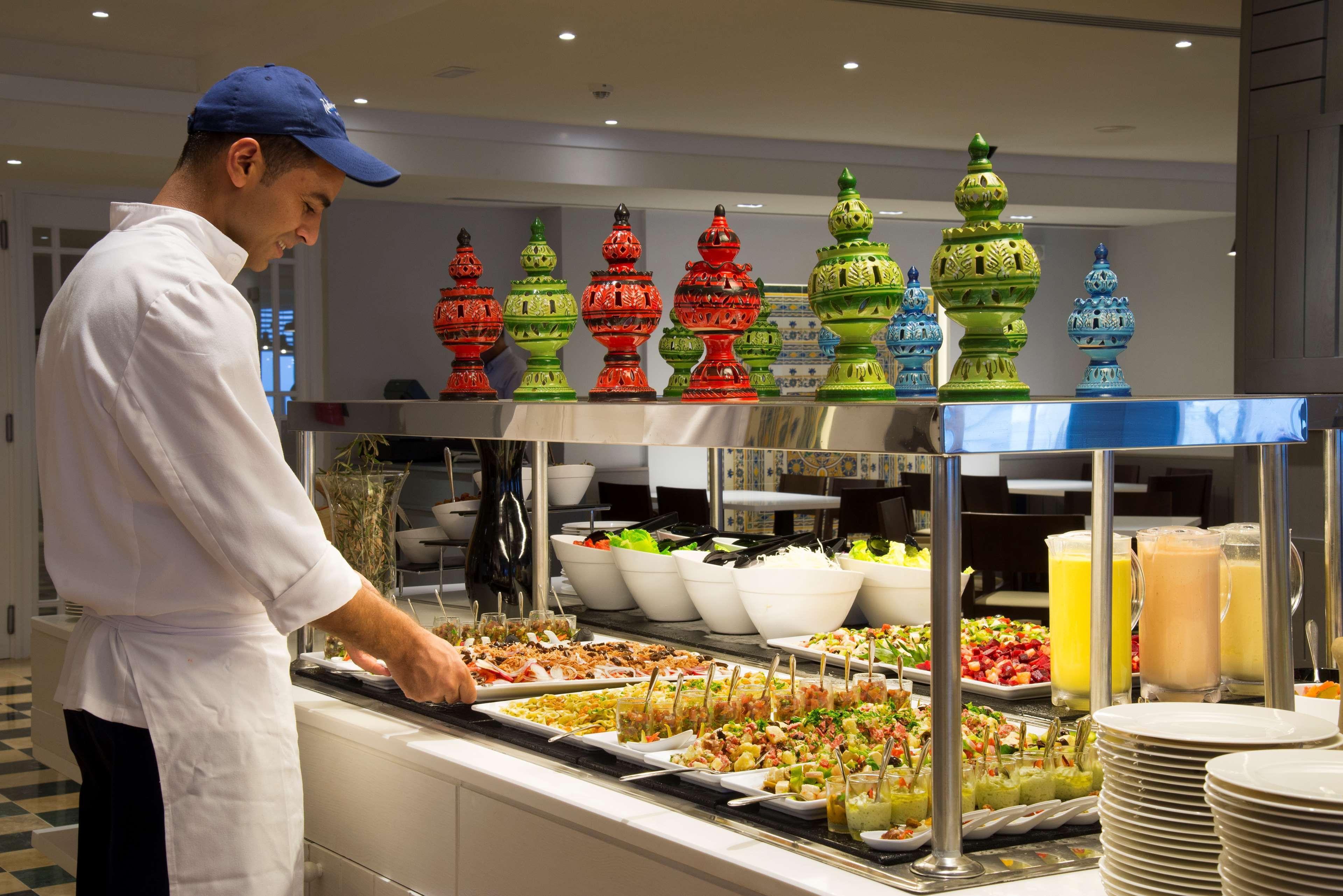 Radisson Blu Resort&Thalasso Hammamet Esterno foto A buffet at a hotel