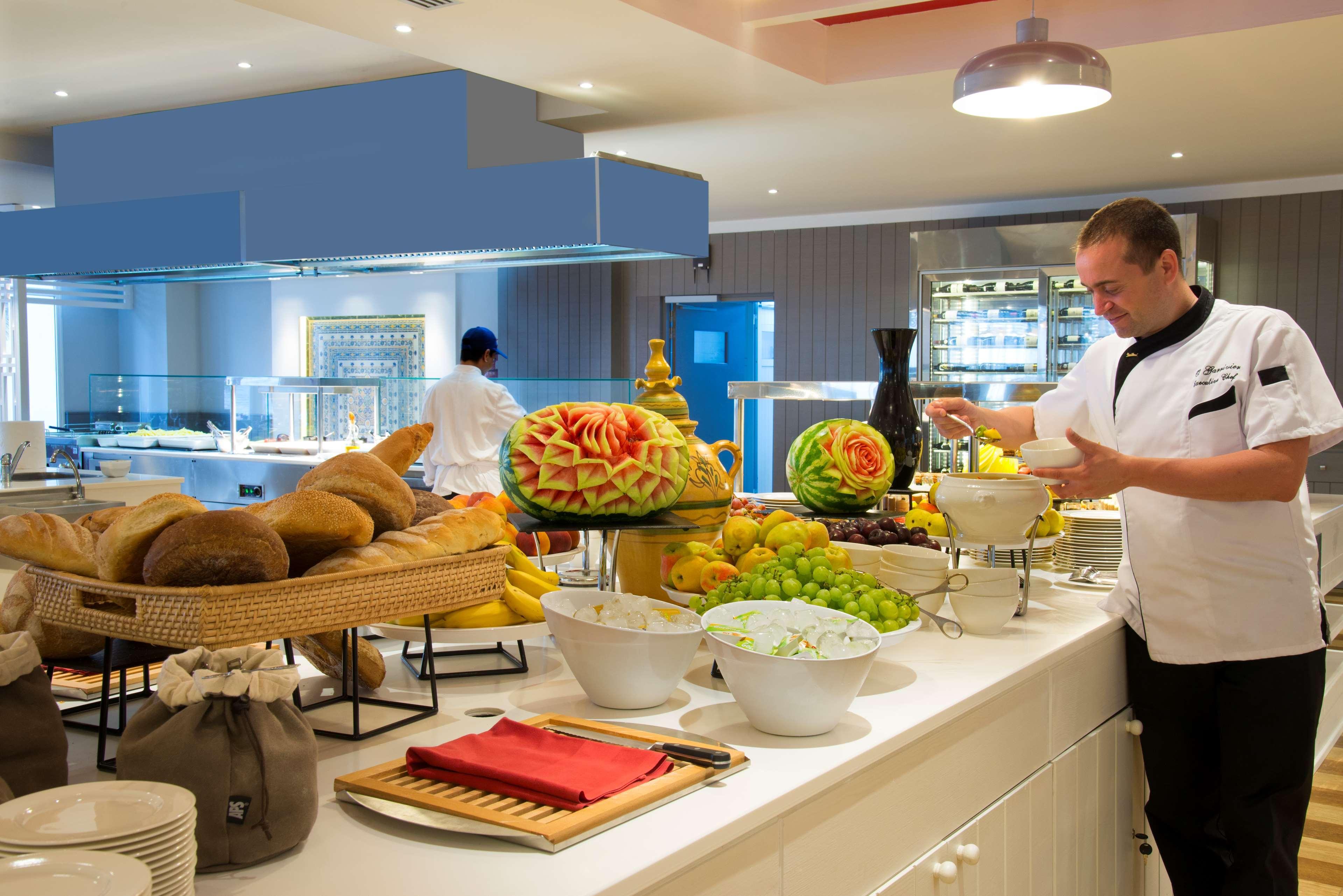 Radisson Blu Resort&Thalasso Hammamet Esterno foto A buffet at a hotel