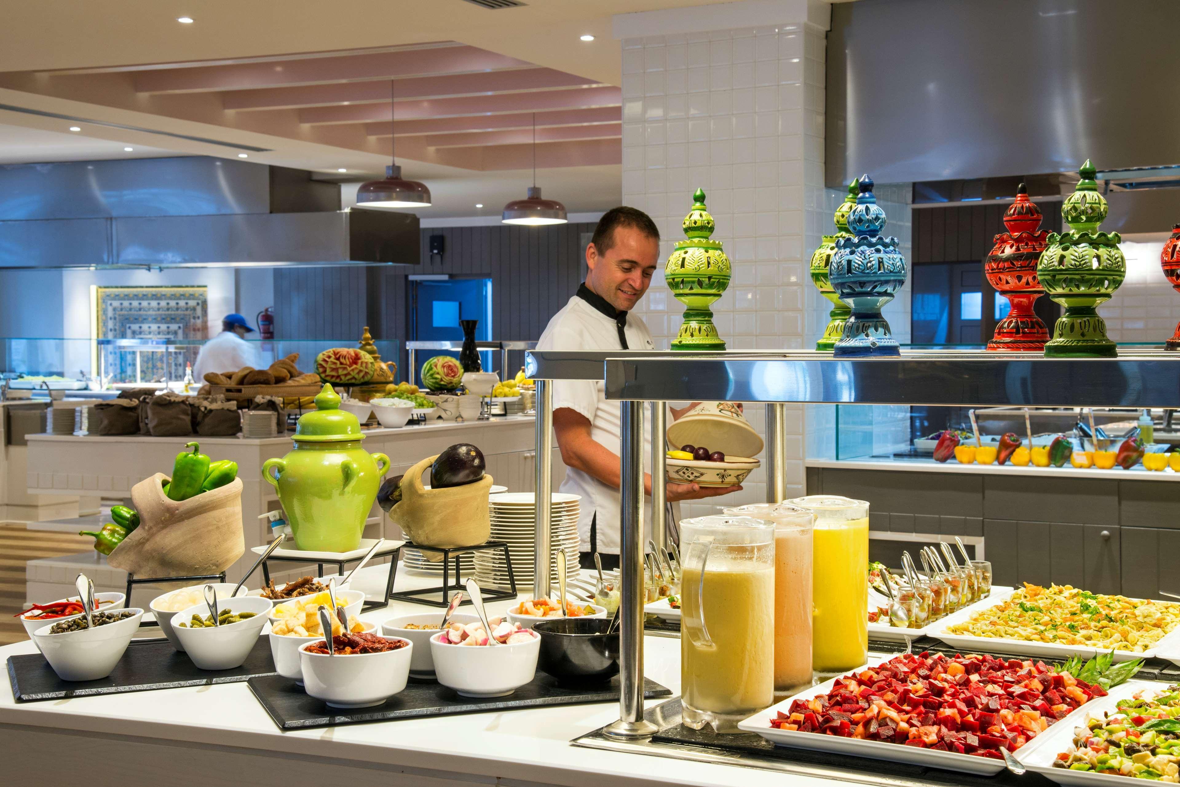 Radisson Blu Resort&Thalasso Hammamet Esterno foto A buffet at a hotel