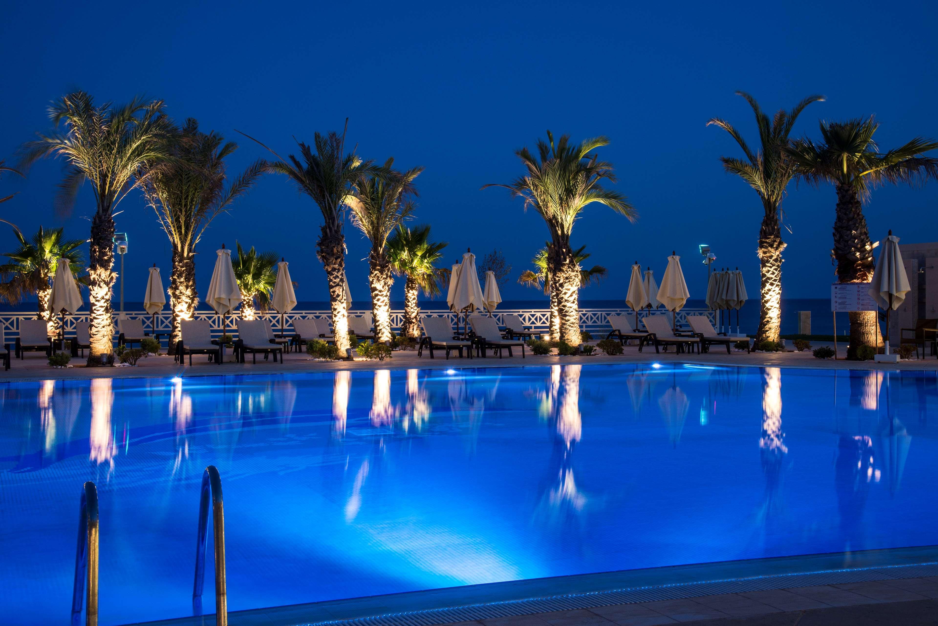 Radisson Blu Resort&Thalasso Hammamet Esterno foto The pool at the hotel